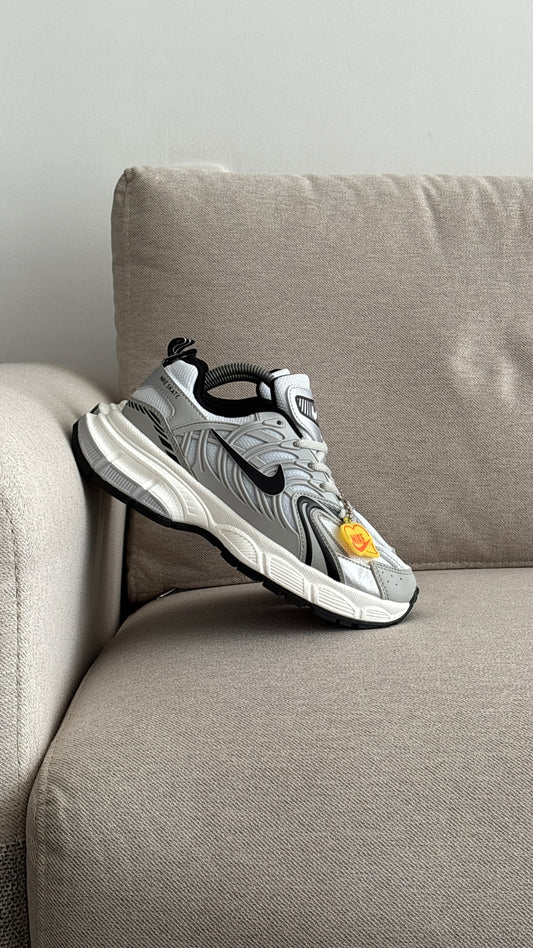 NIKE SKATE GRIS BLANCO CHULO NEGRO