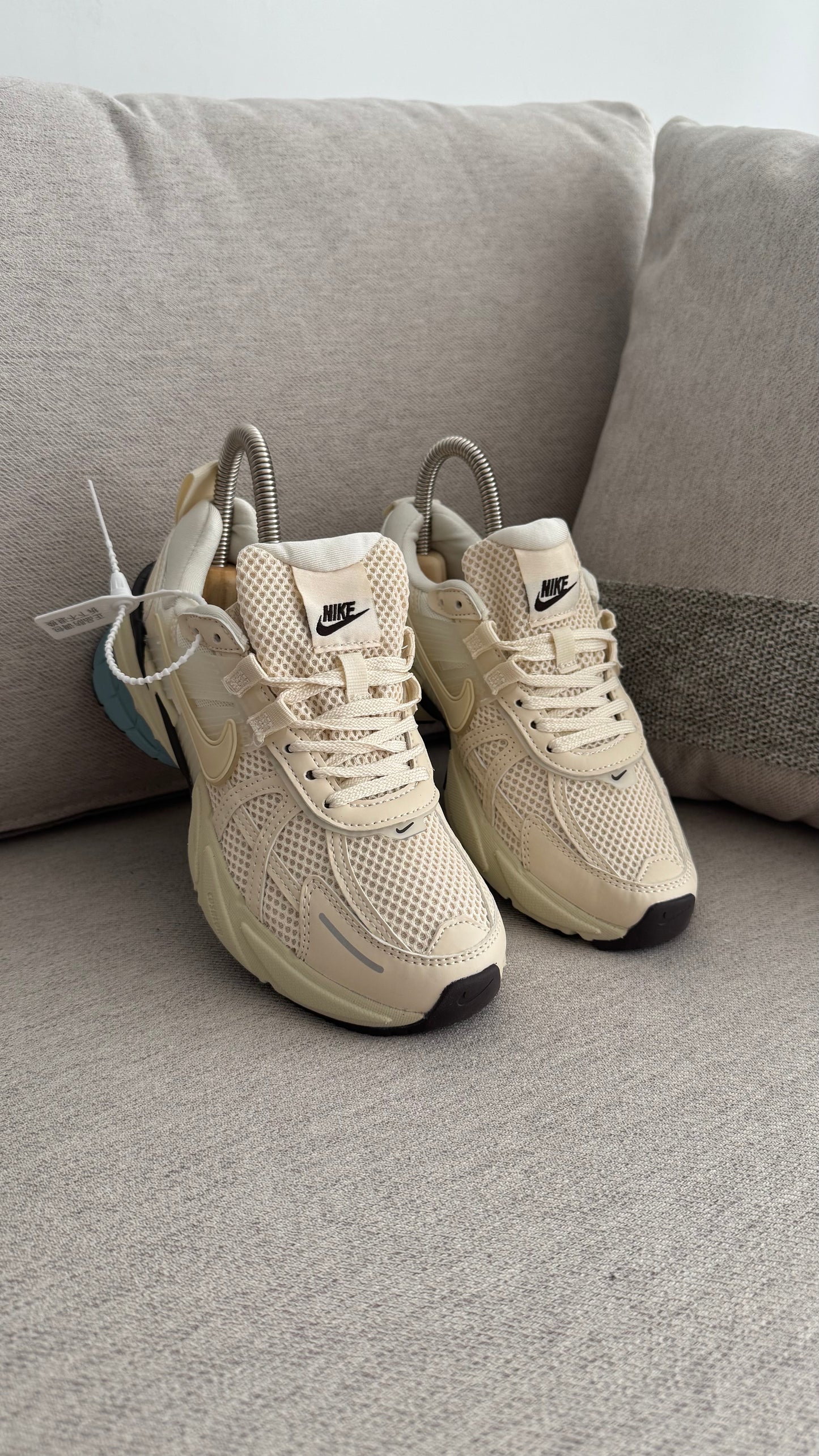 NIKE V2K BEIGE CREMA