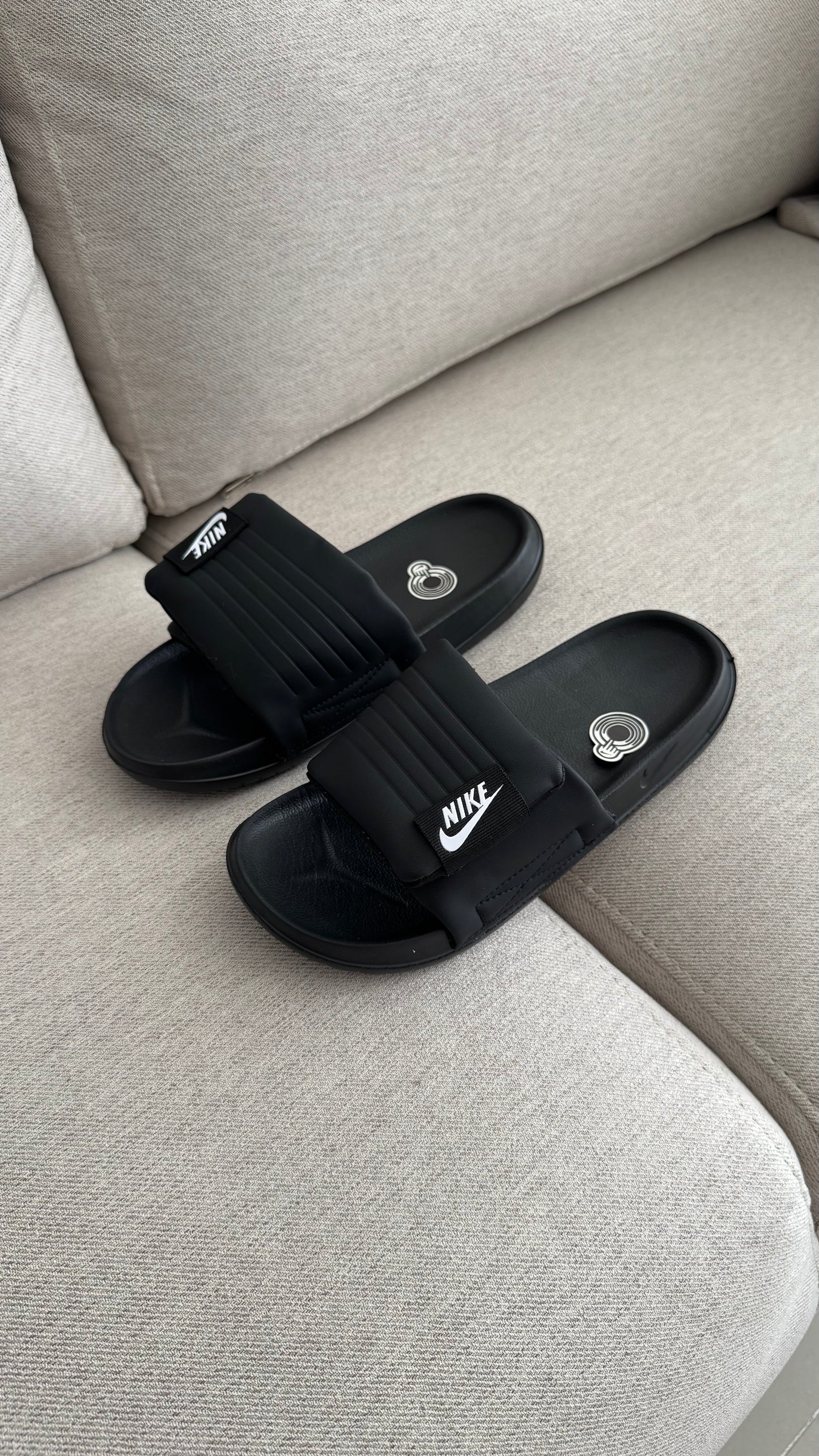 NIKE PANTUFLA NEGRA