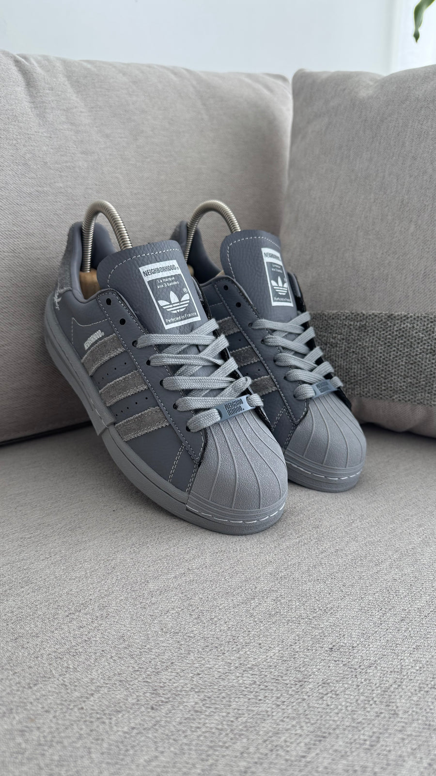ADIDAS SUPER STAR NEIGHBORHOOD GRIS OSCURO