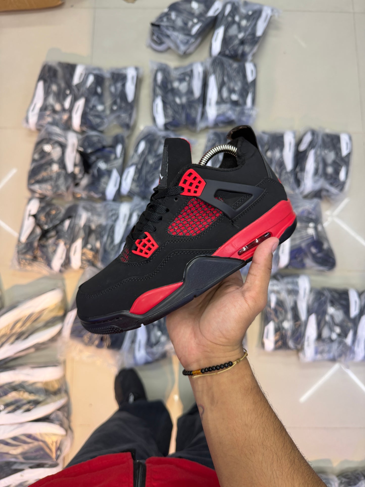 JORDAN RETRO 4 NEGRA ROJA