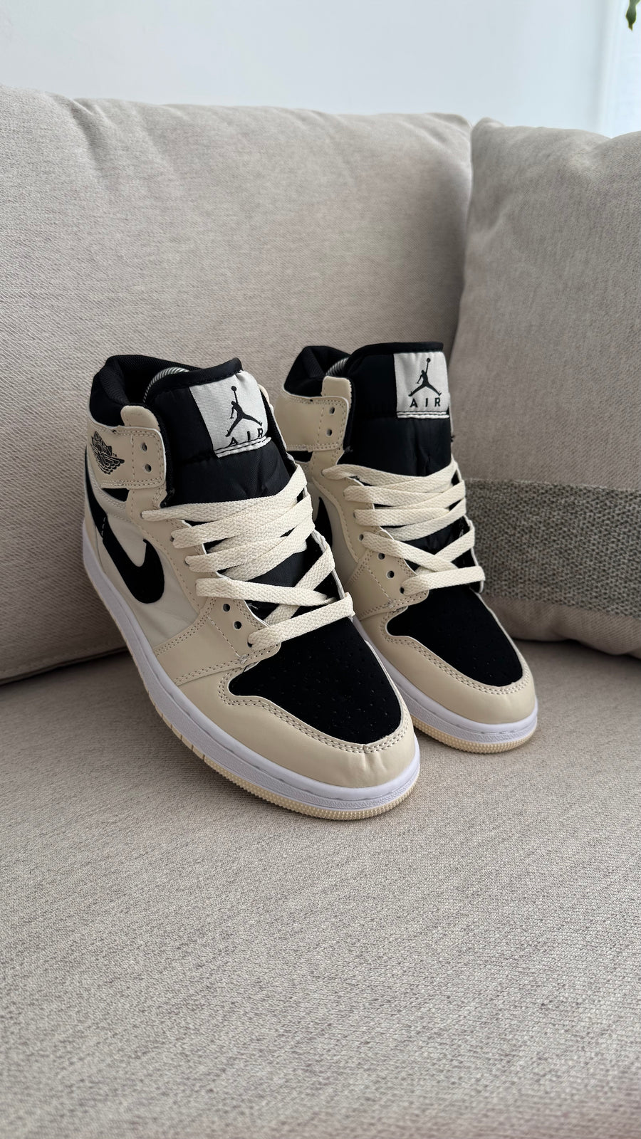NIKE JORDAN RETRO 1 BEIGE