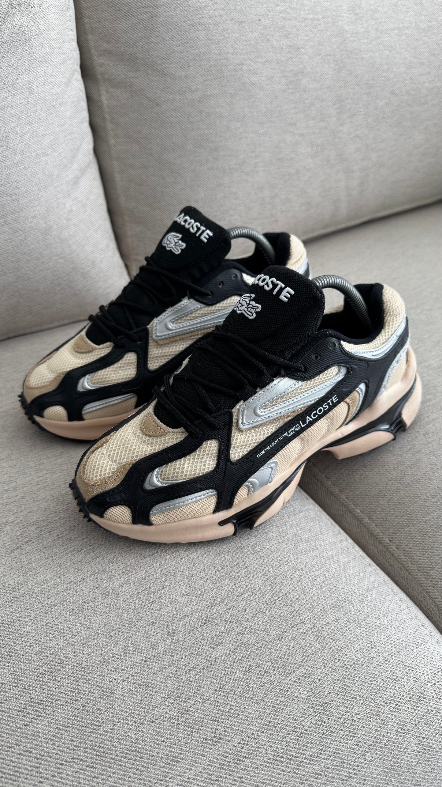 LACOSTE LOO3 BEIGE NEGRO