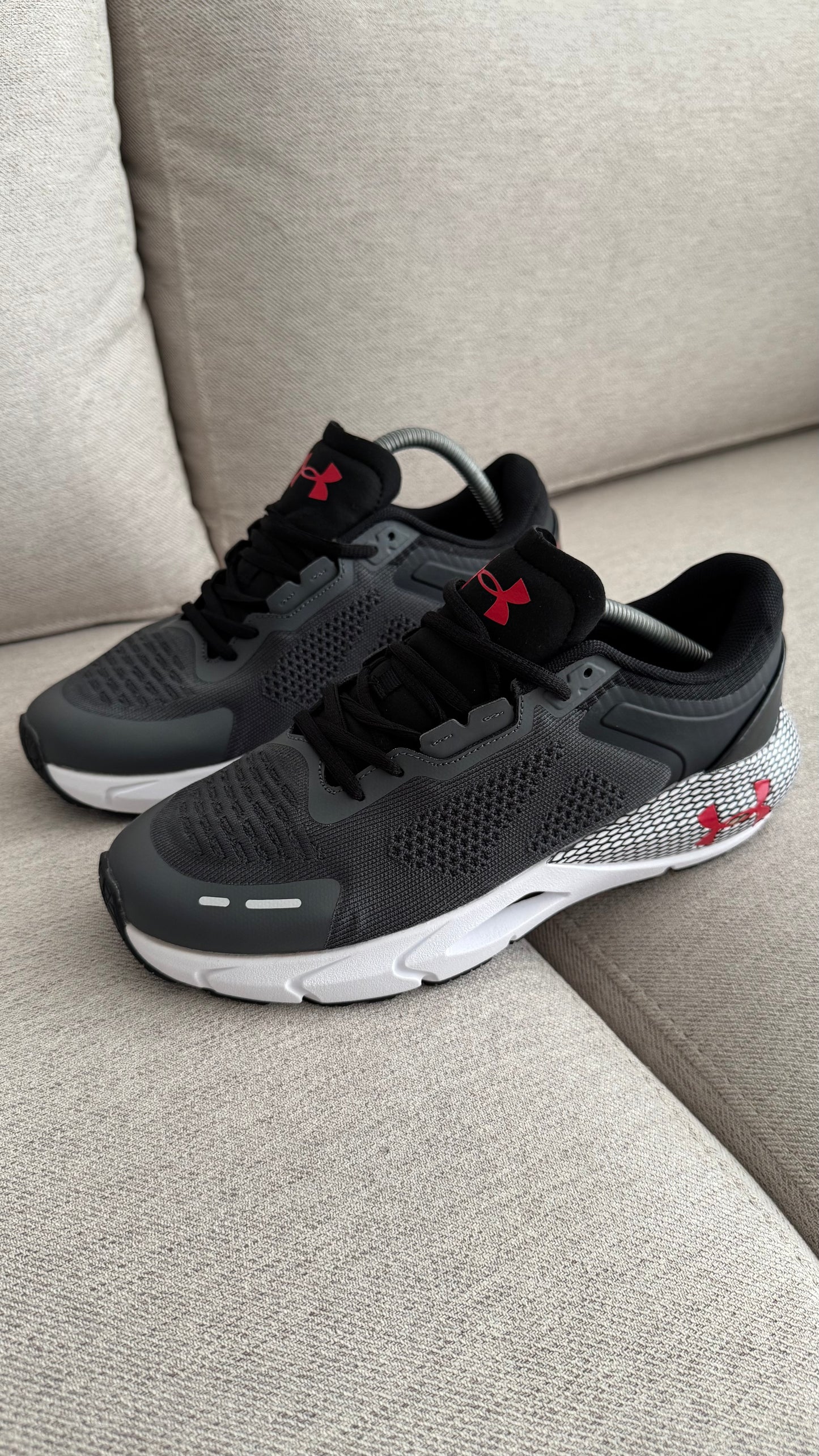 UNDER ARMOUR TENIS GRIS NEGRO