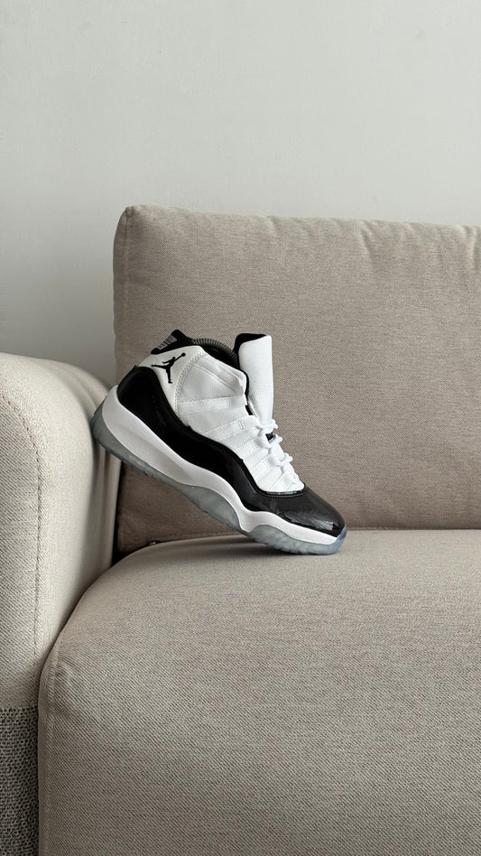 NIKE RETRO 11 BLANCO NEGRO