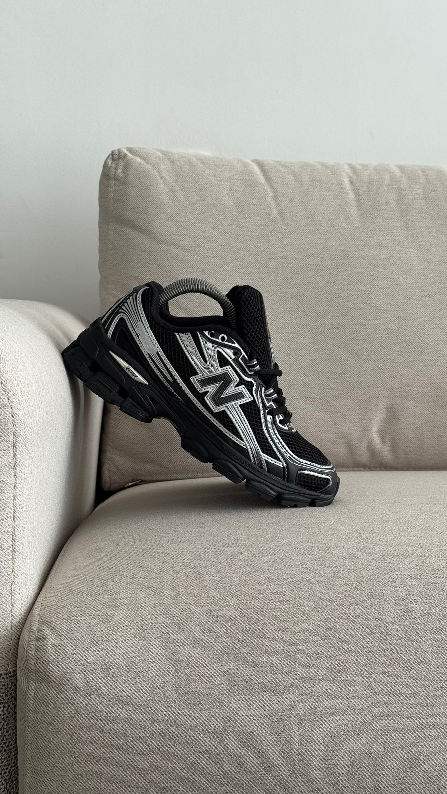 NEW BALANCE 740 NEGRA PLATA