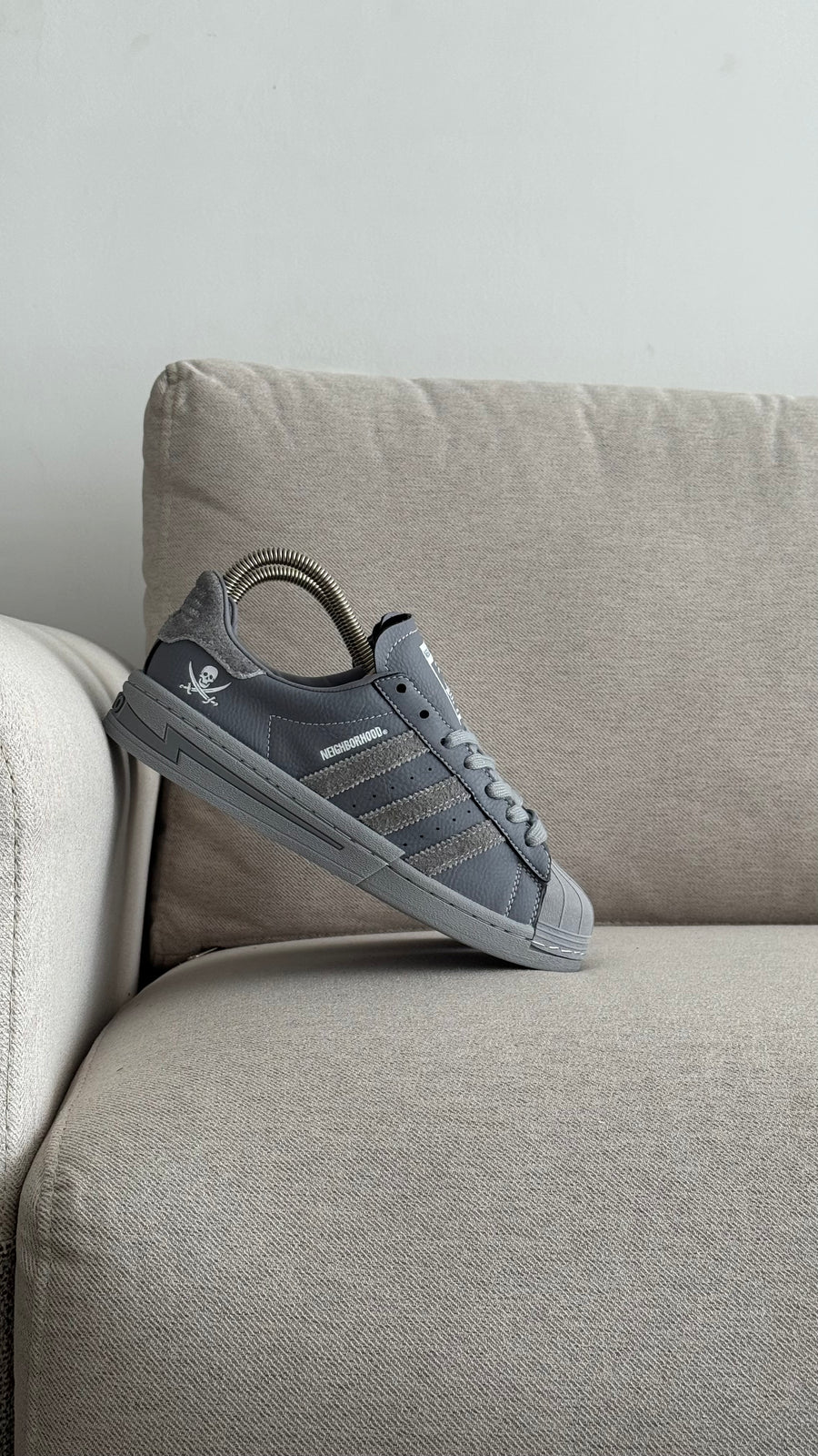 ADIDAS SUPER STAR NEIGHBORHOOD GRIS OSCURO