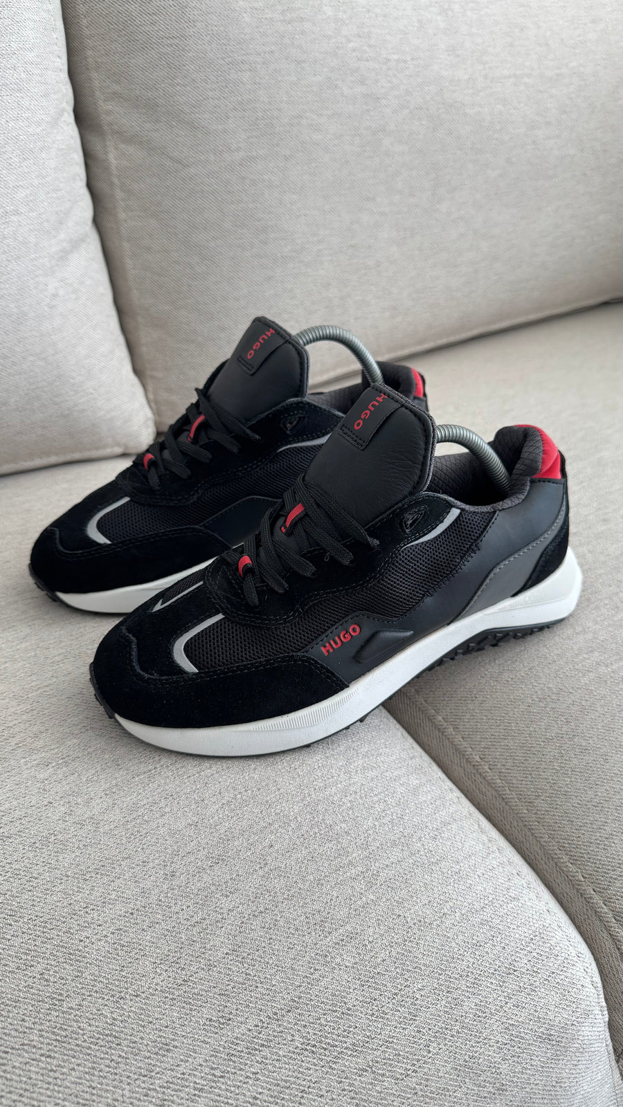 HUGO BOSS NEGRO BLANCO ROJO