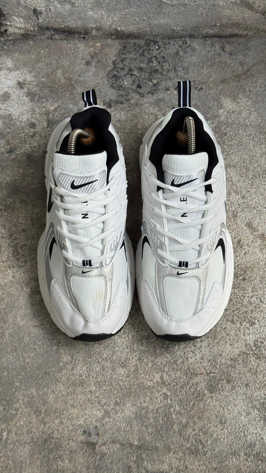 NIKE SKATE BLANCO NEGRO