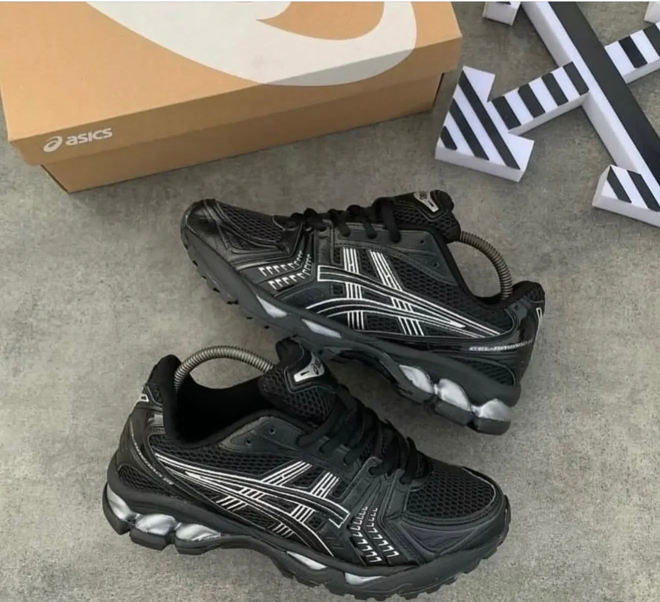 ASICS NEGRO LINEA BLANCA