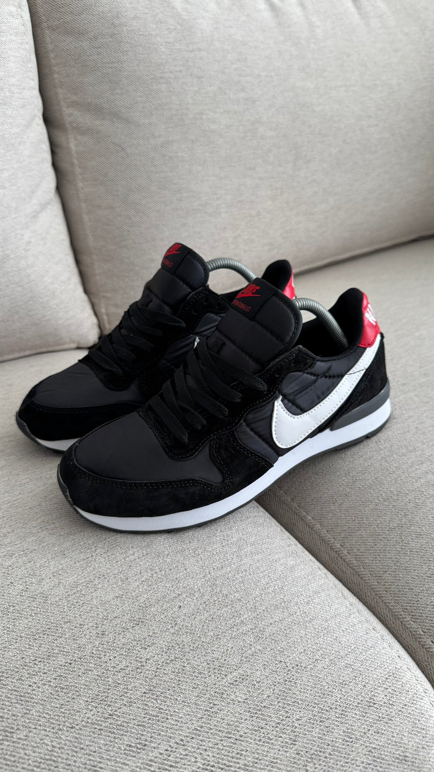 NIKE INTERNACIONAL NEGRO ROJO