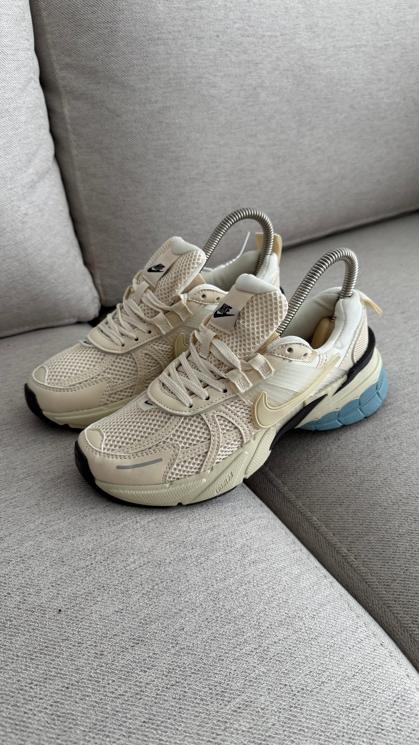 NIKE V2K BEIGE CREMA