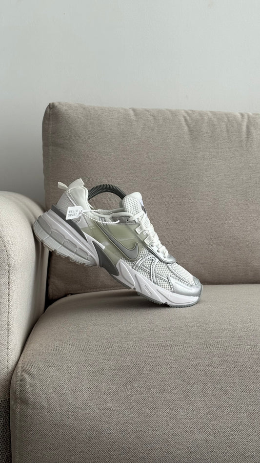 NIKE V2K BLANCO GRIS