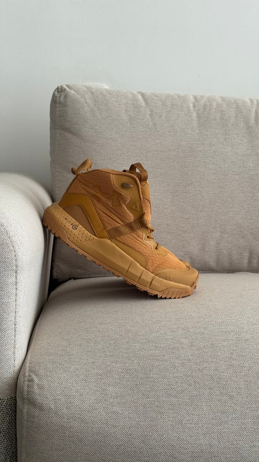 UNDER ARMOUR BOTA CARAMELO
