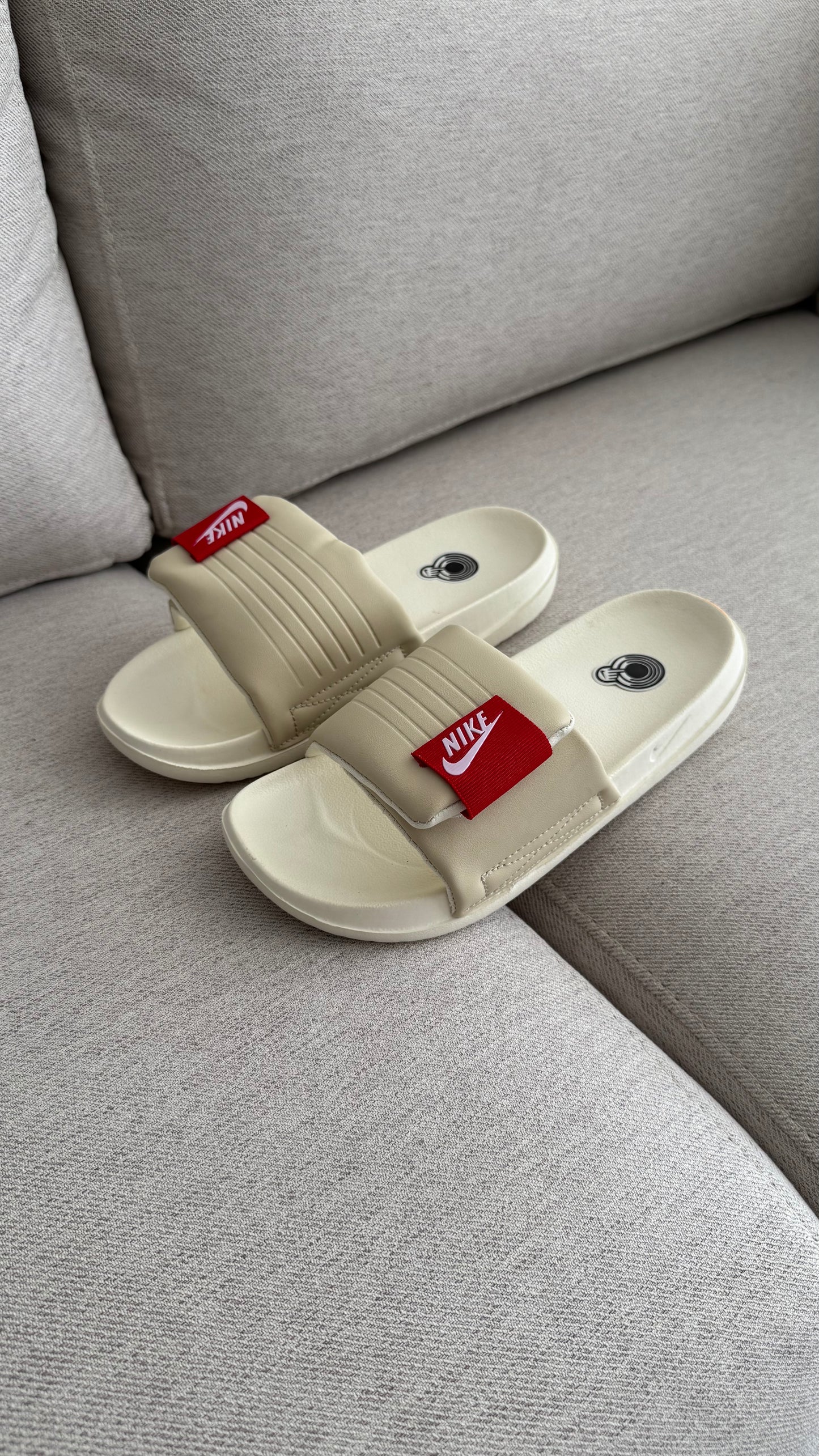 NIKE CHANCLA PANTUFLA BEIGE