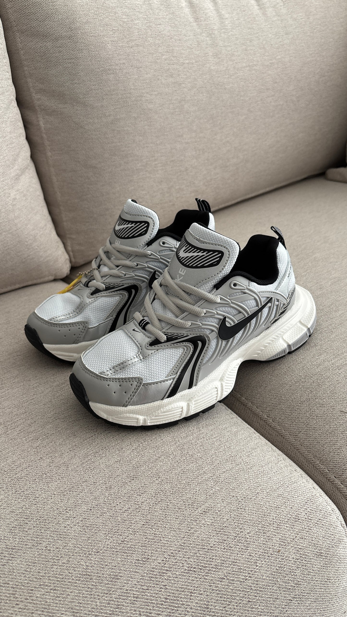 NIKE SKATE GRIS BLANCO CHULO NEGRO