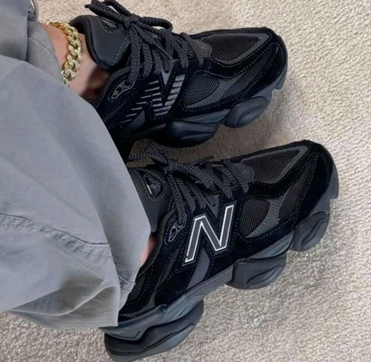 NEW BALANCE NEGRO LINEA BLANCA