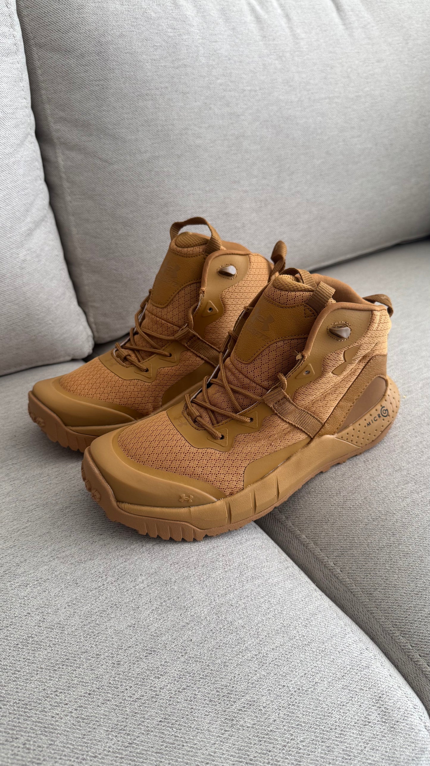 UNDER ARMOUR BOTA CARAMELO