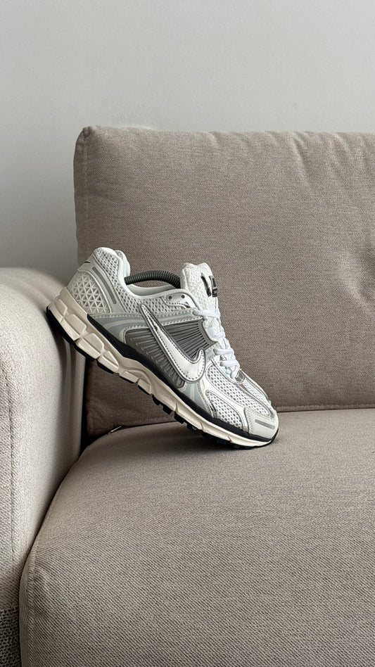 NIKE VOMERO PLATA