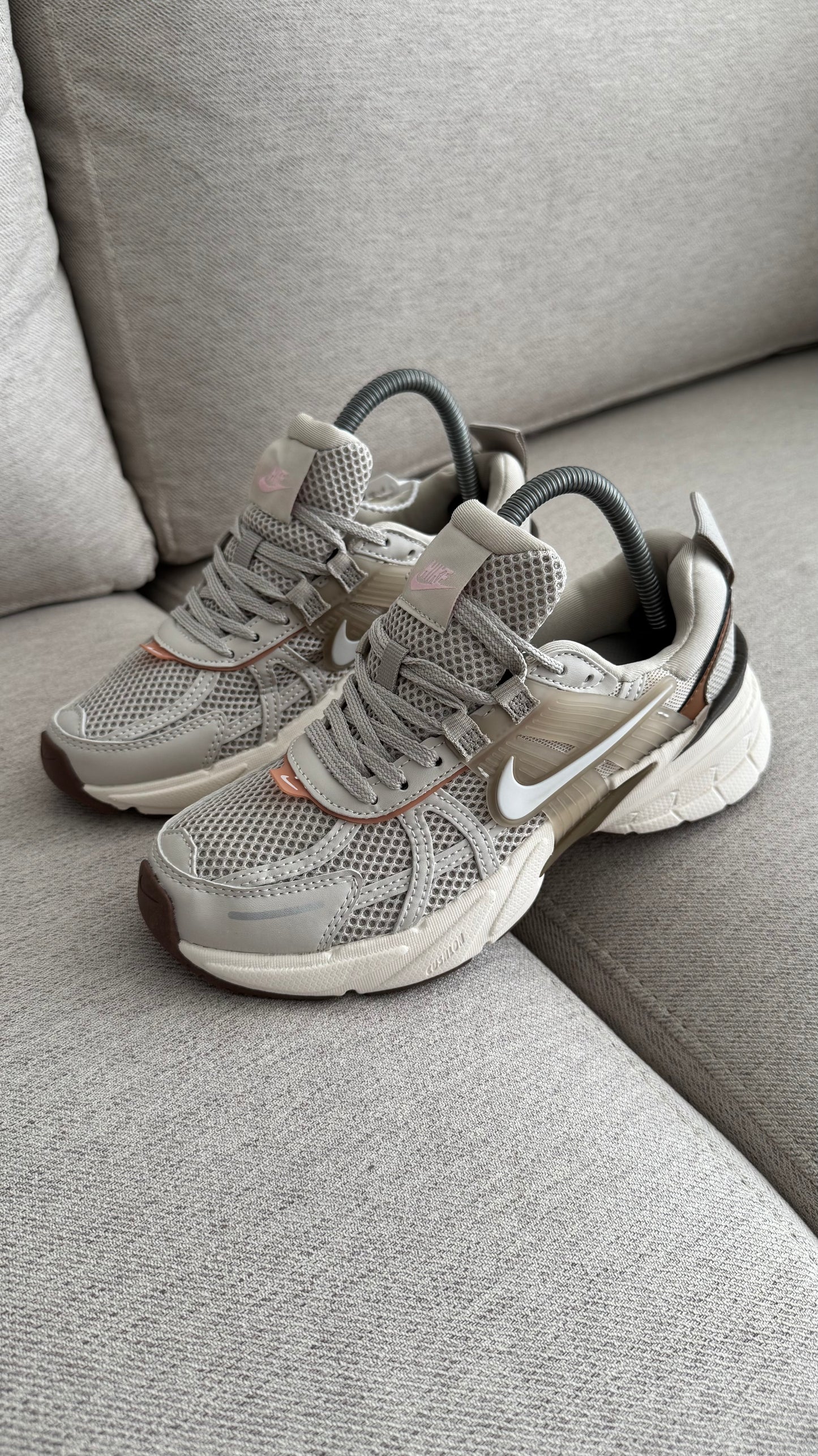 NIKE V2K BEIGE