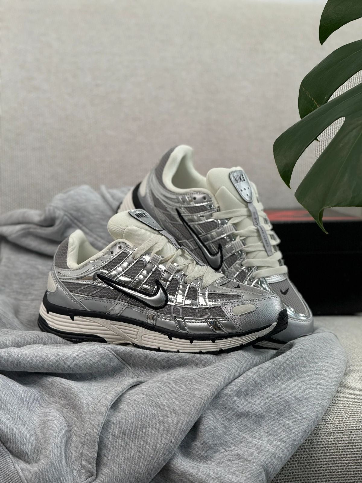 NIKE P600 PLATEADO