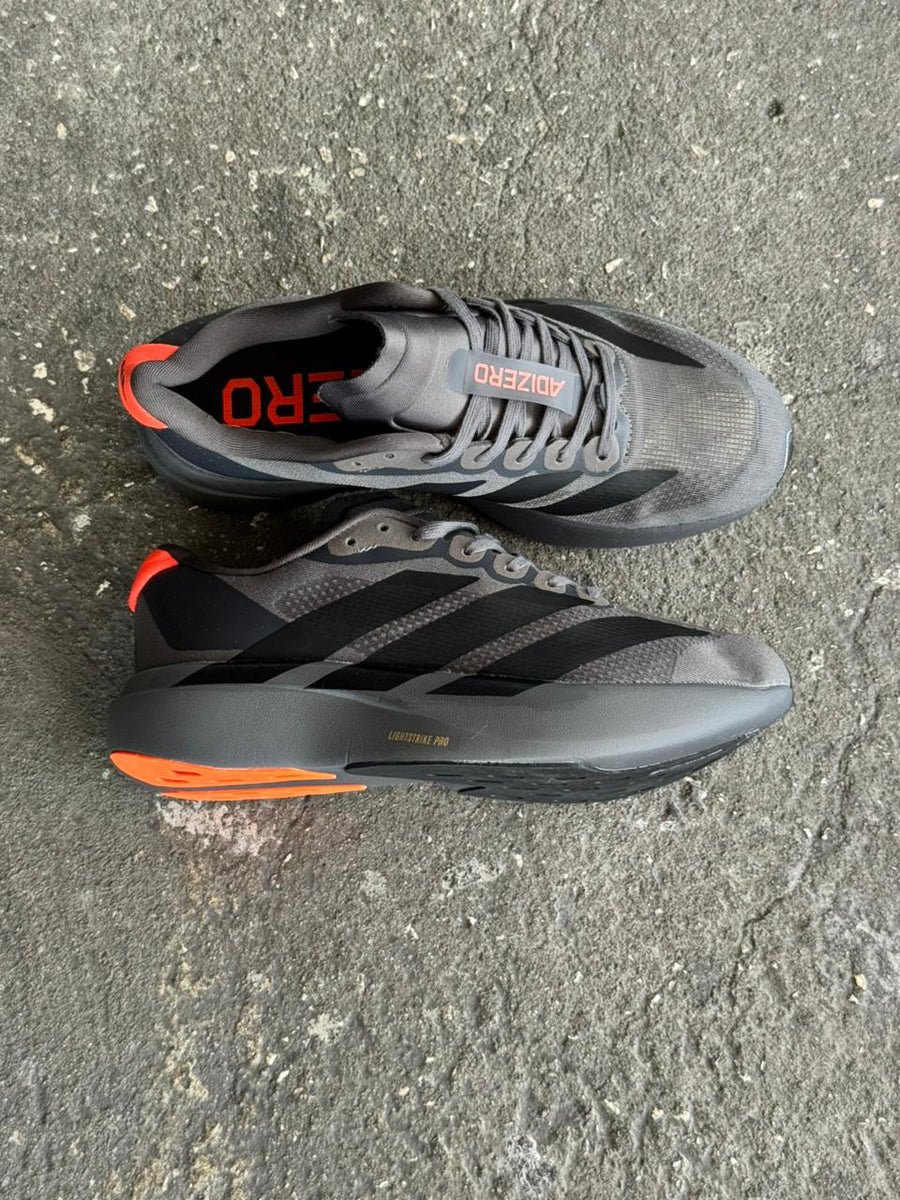 ADIZERO GRIS OSCURO NARANJA