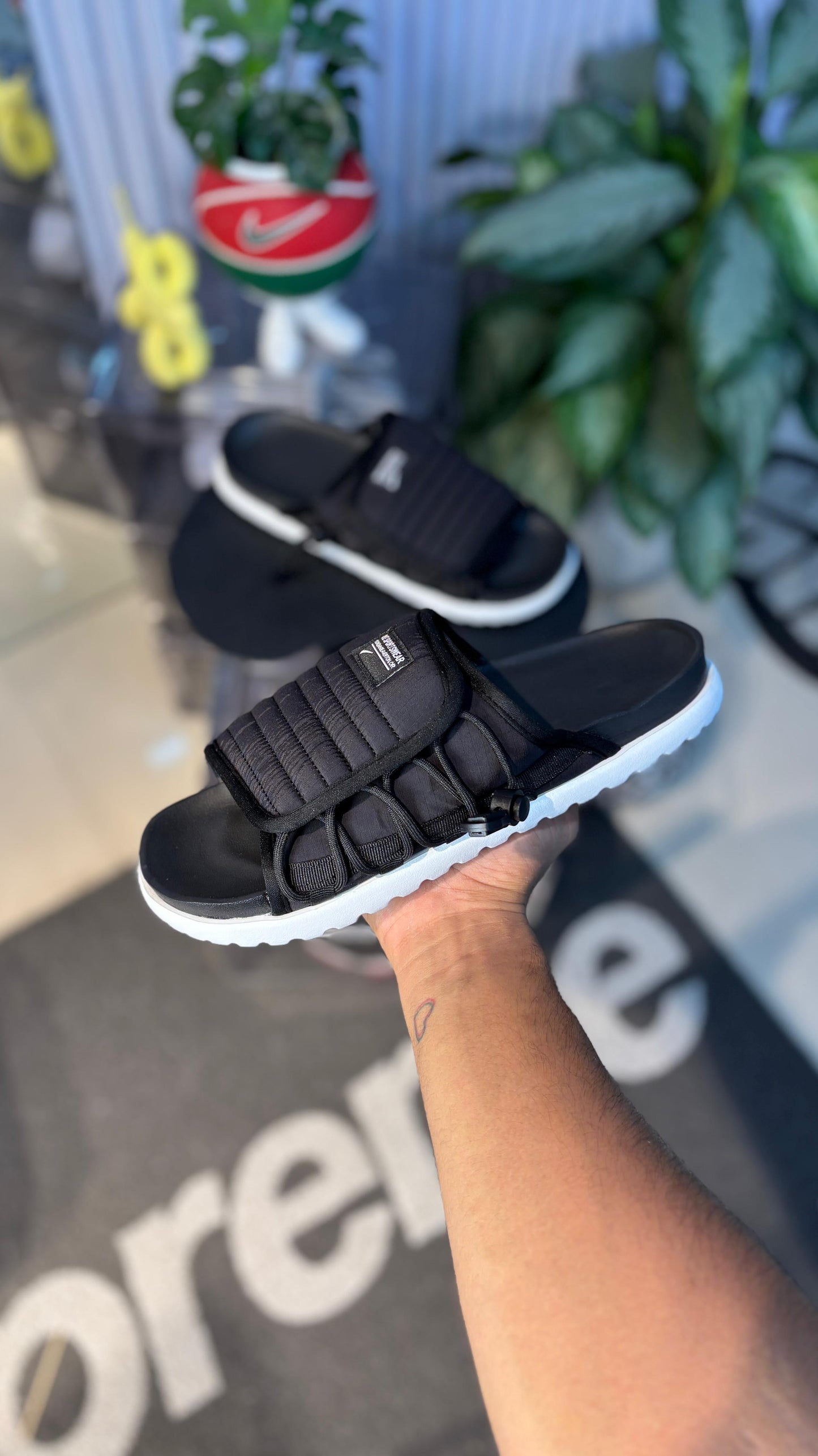 NIKE CHANCLA ASUNA NEGRO BLANCO