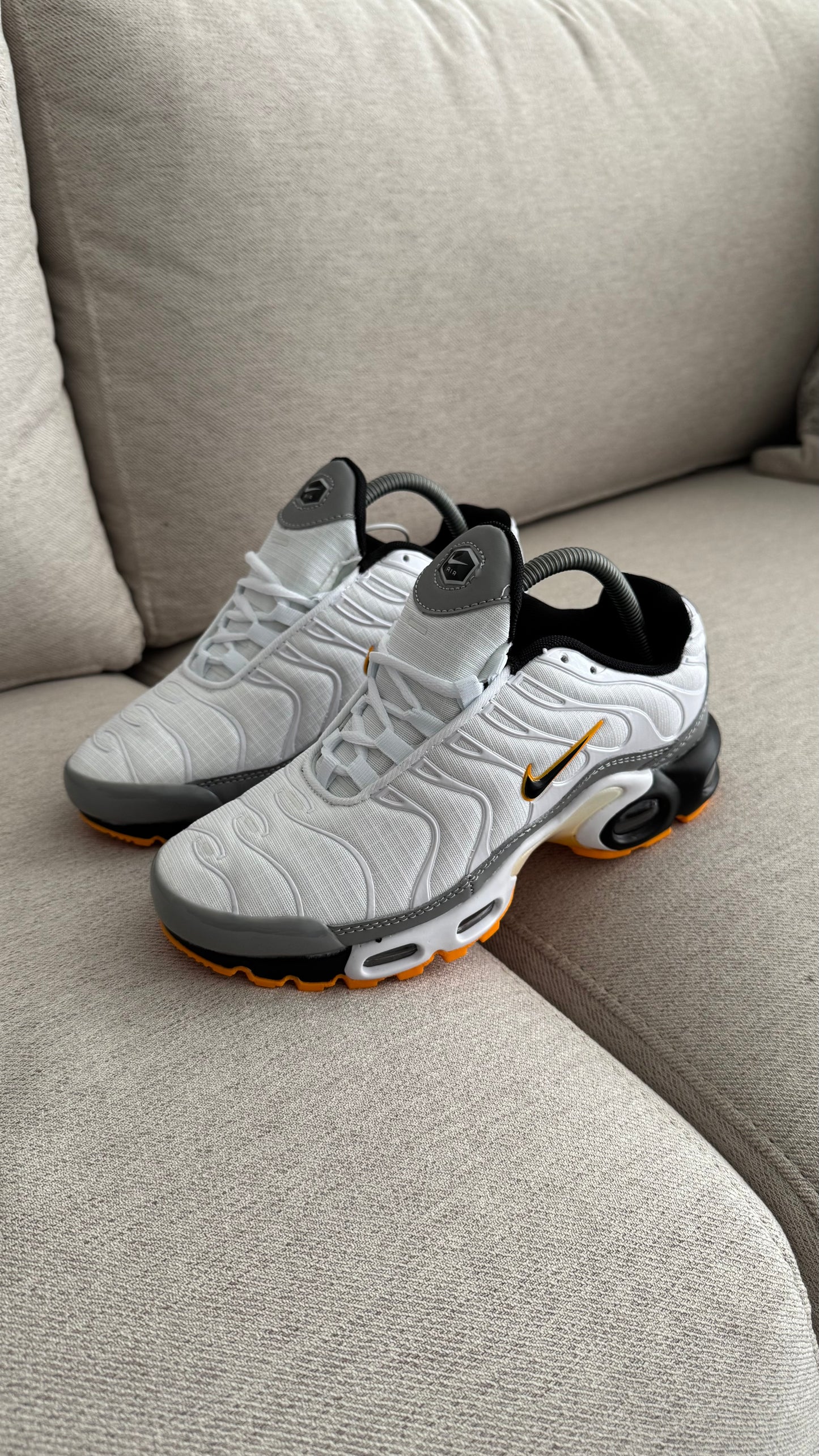 NIKE TN CLASICO BLANCO AMARILLO