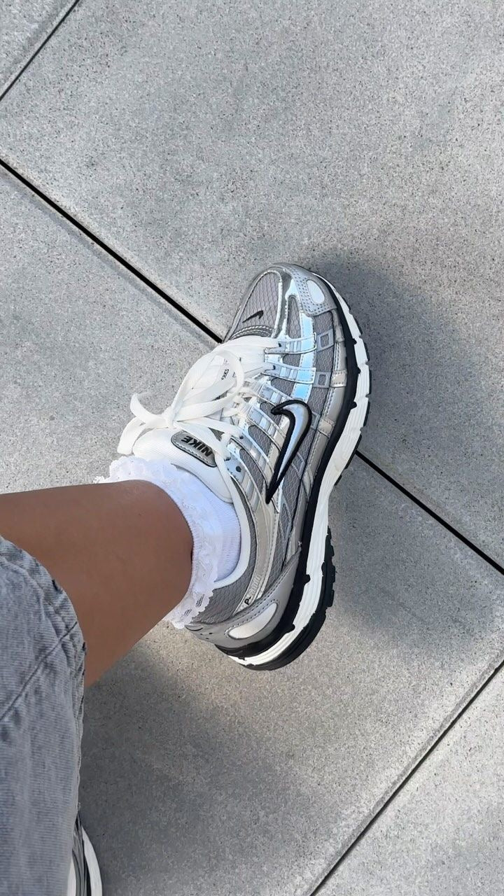 NIKE P600 PLATEADO