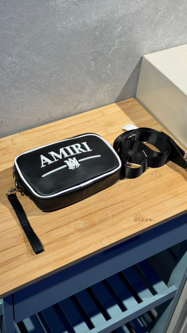 BOLSO CARRIEL MULTIMARCA AMIRI LETRA BLANCA