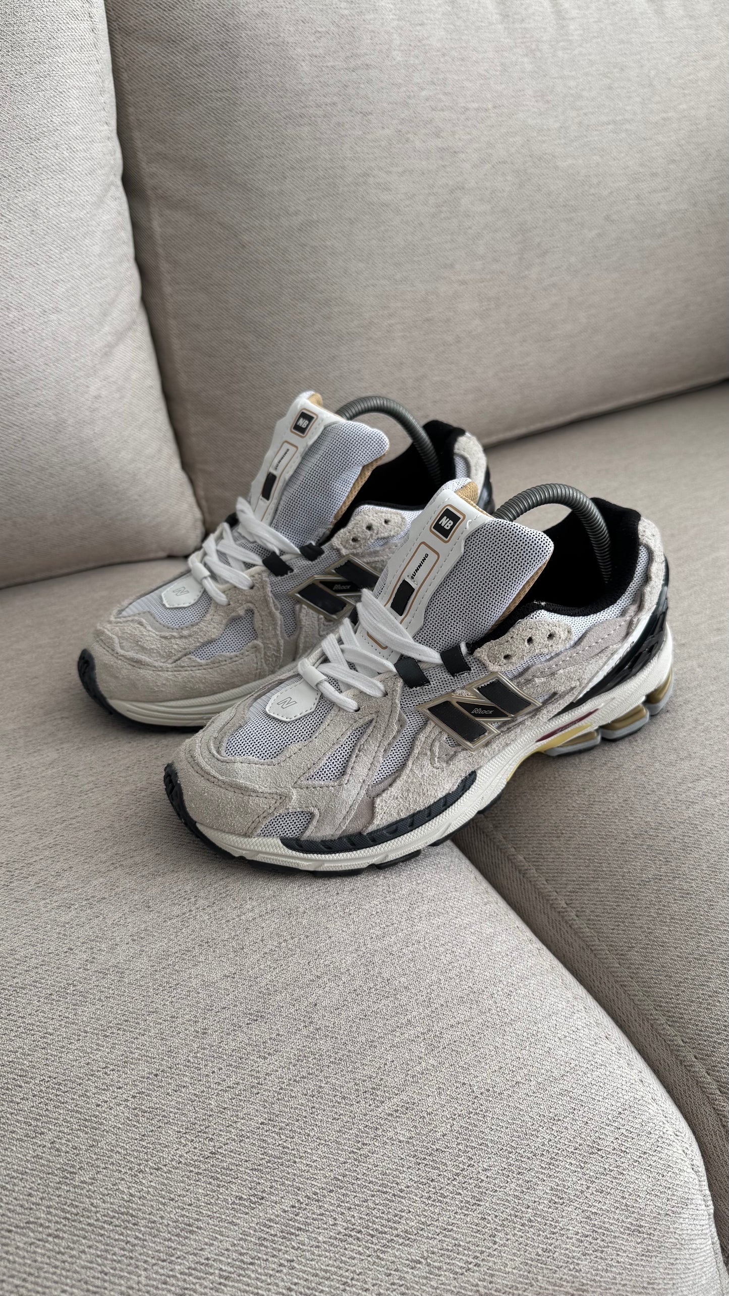 NEW BALANCE 1908 GRIS DORADO