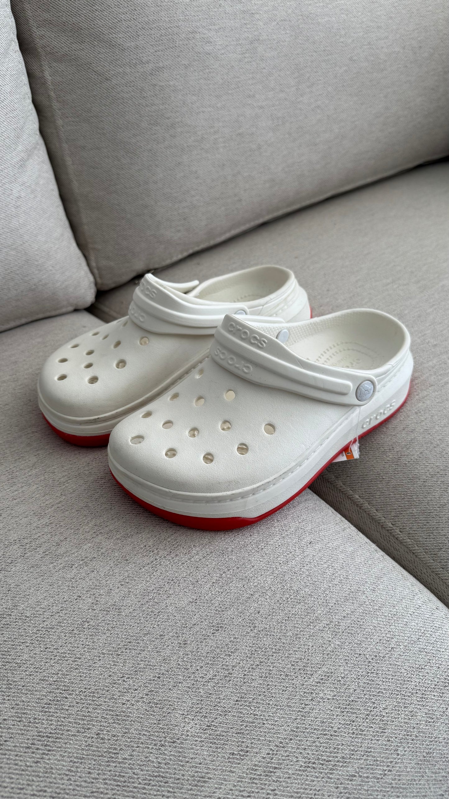 CROCS BLANCA ROJA
