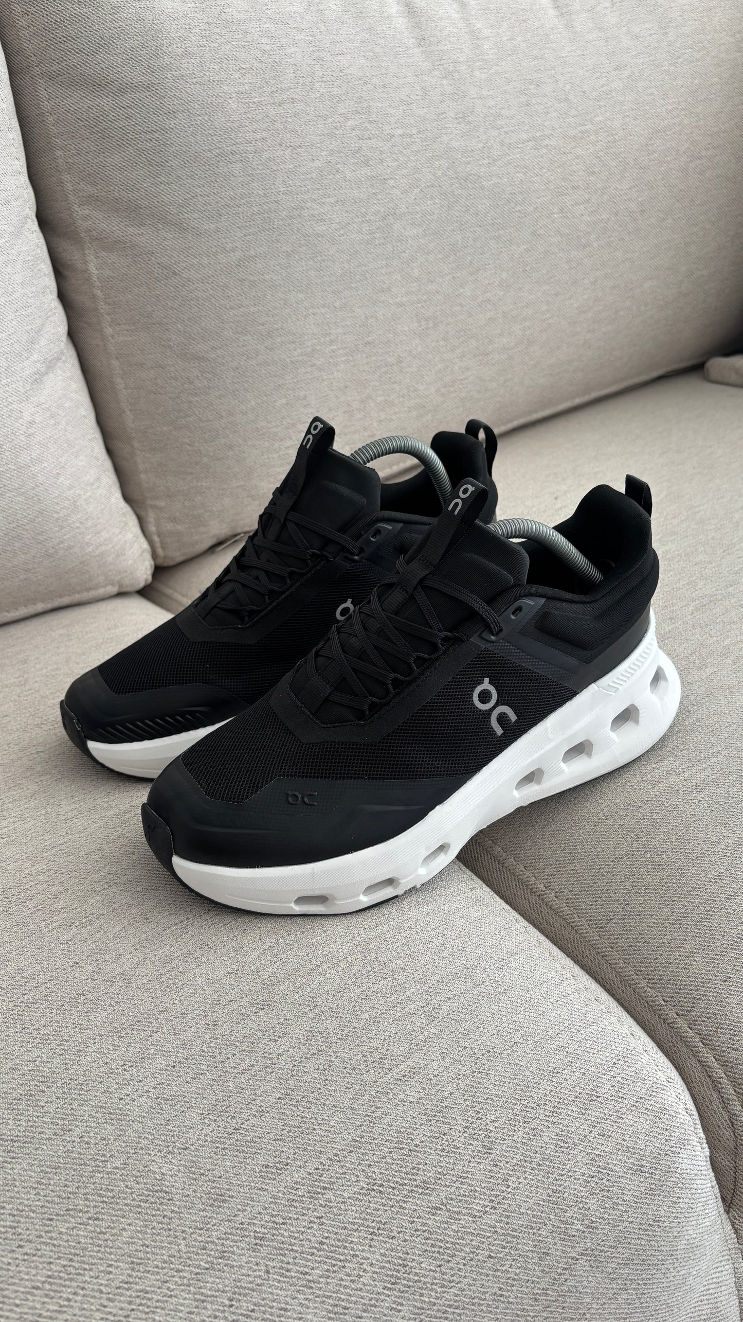 ON CLOUD NEGRO BLANCO