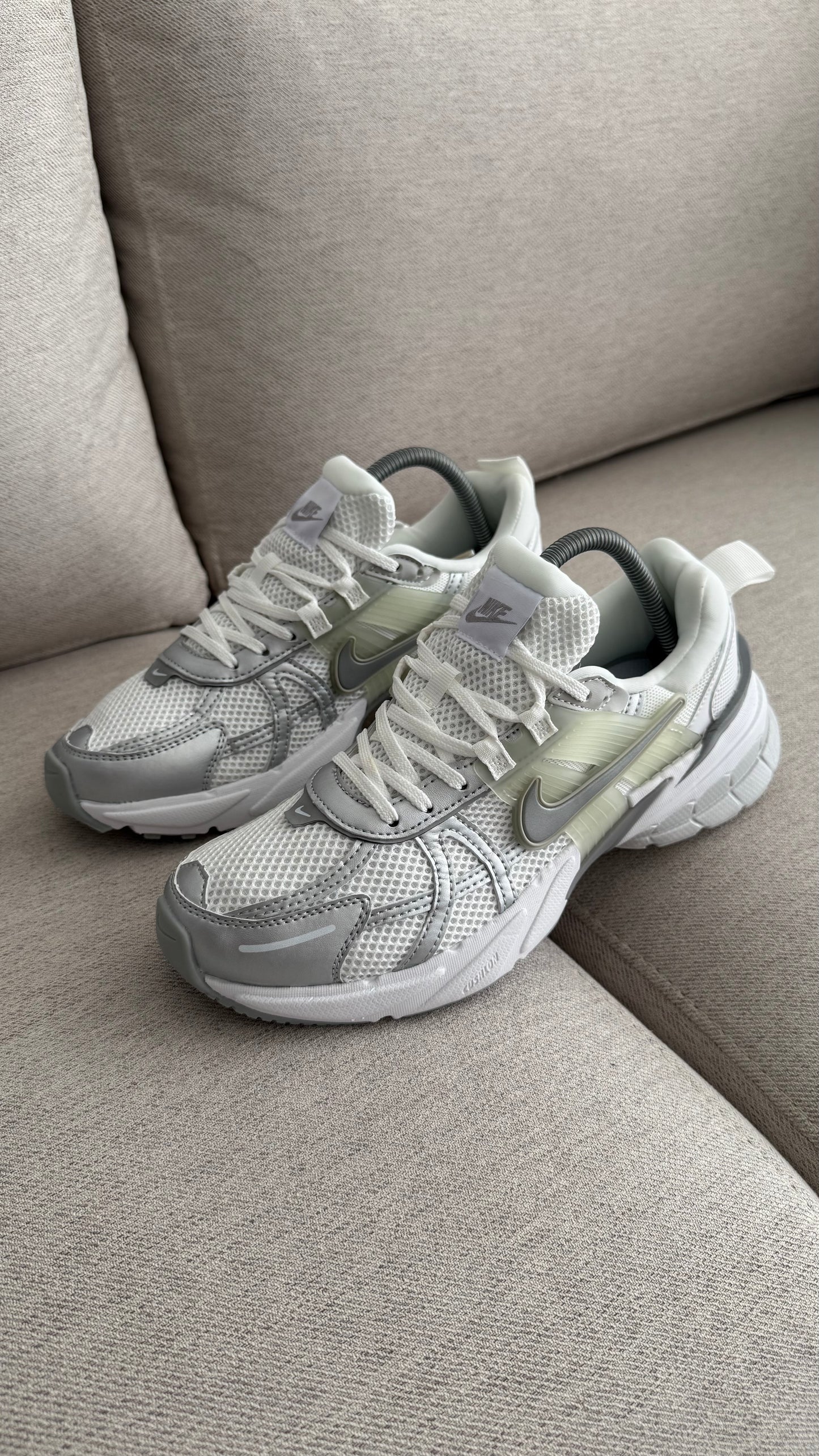 NIKE V2K BLANCO GRIS