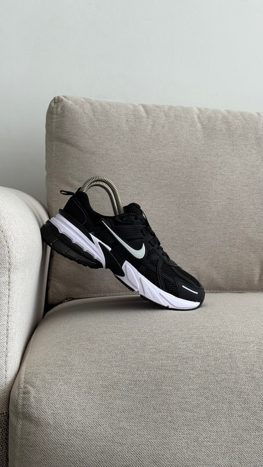 NIKE V2K NEGRO BLANCO