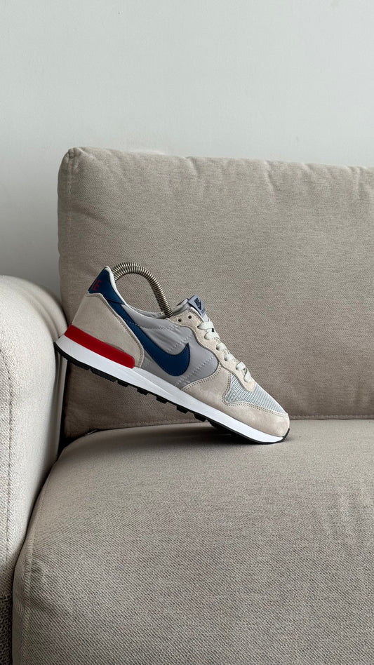 NIKE INTERNACIONAL BEIGE AZUL