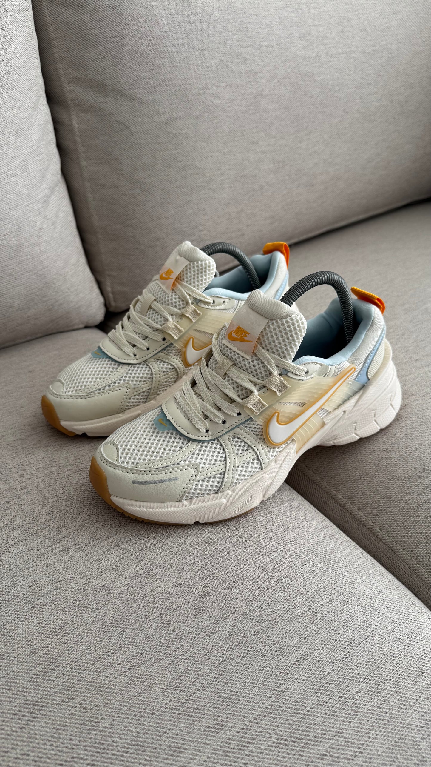 NIKE V2K BEIGE AMARILLO