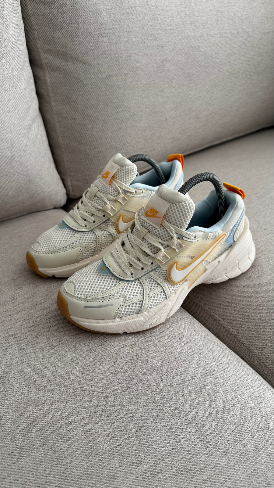NIKE V2K BEIGE AMARILLO