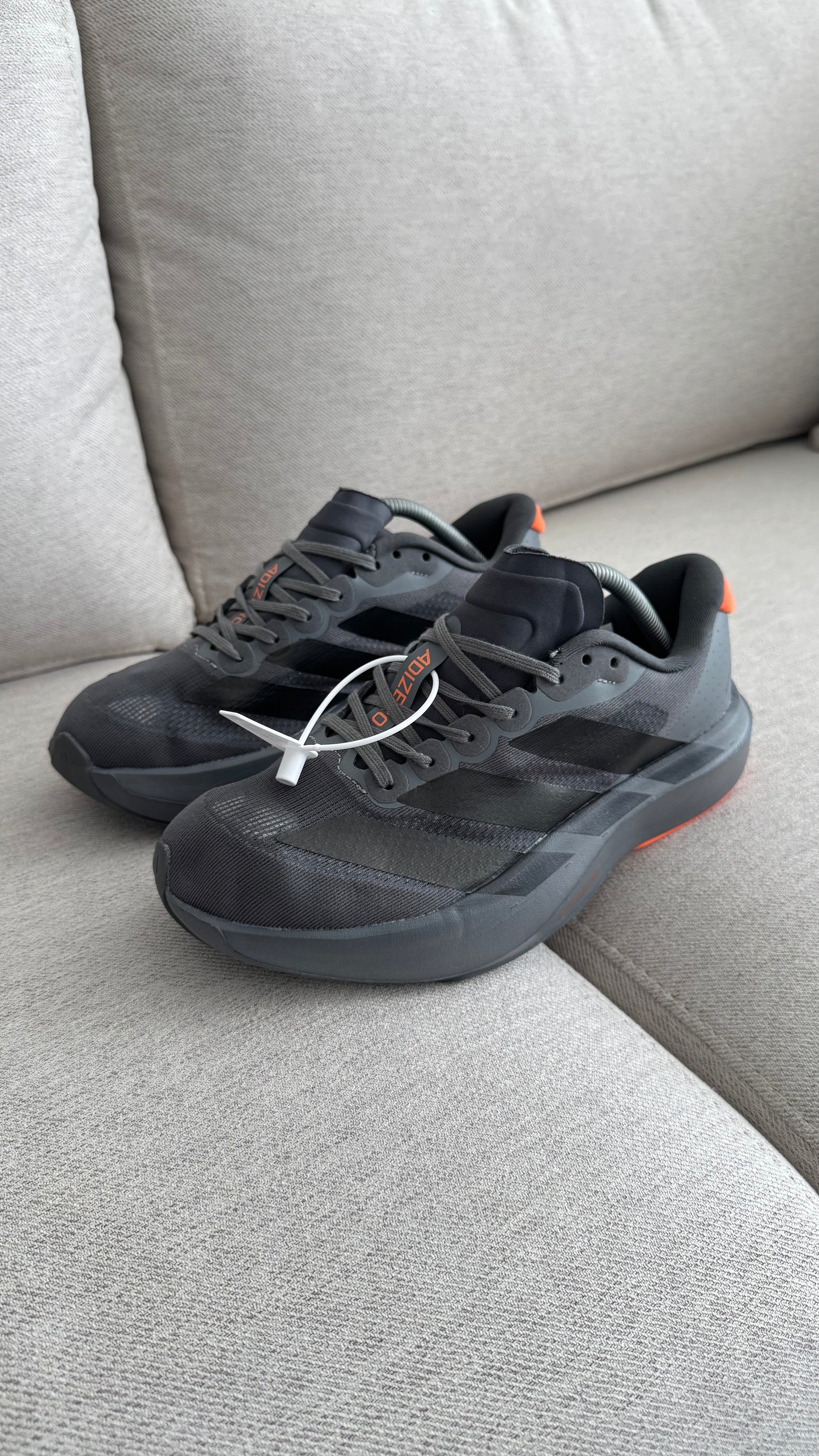 ADIZERO GRIS OSCURO NARANJA
