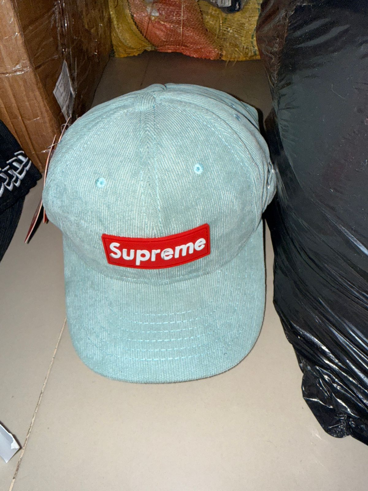GORRA SUPREME NEW ERA AZULEJA ROJO