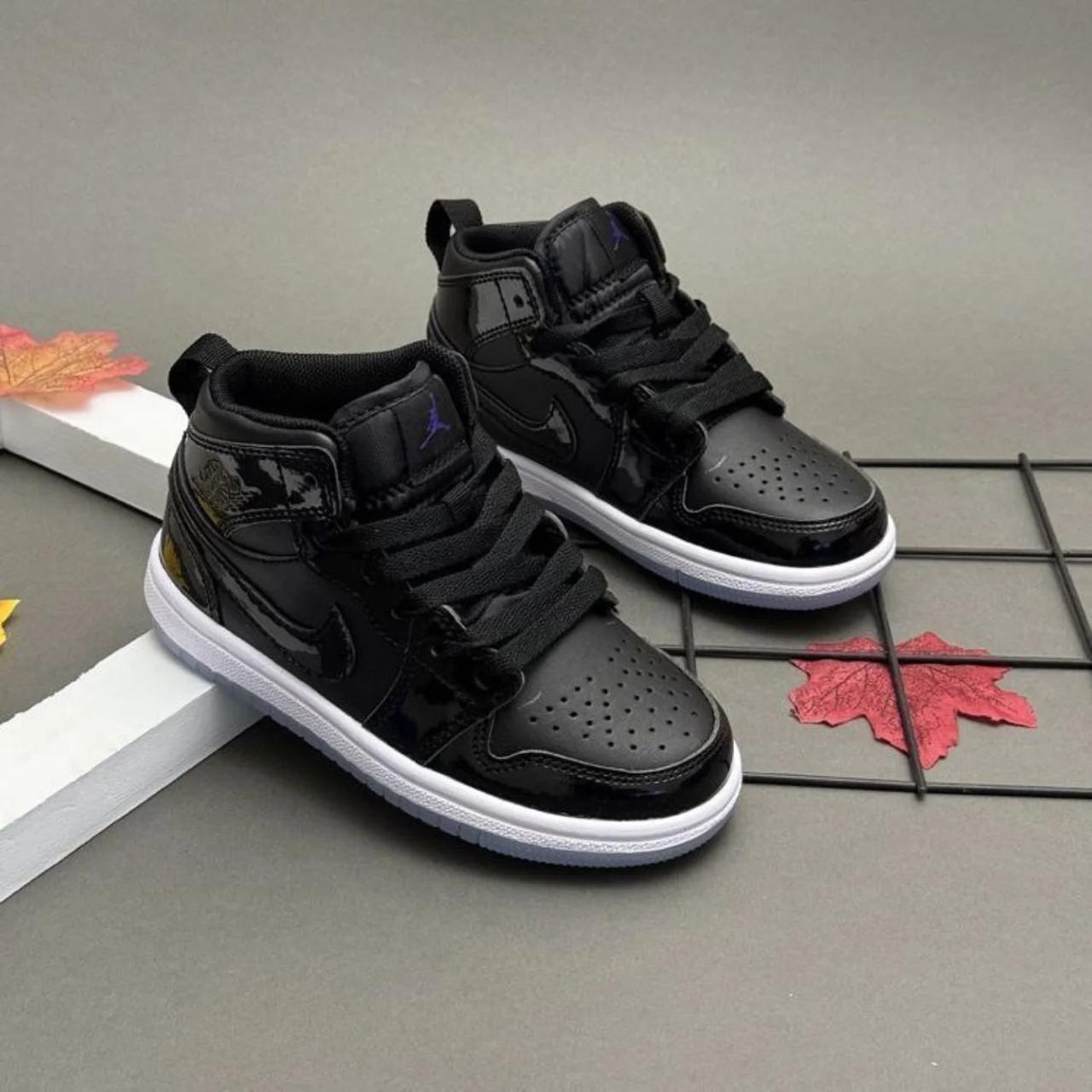 JORDAN RETRO 1 CHAROL NEGRA NIÑOS