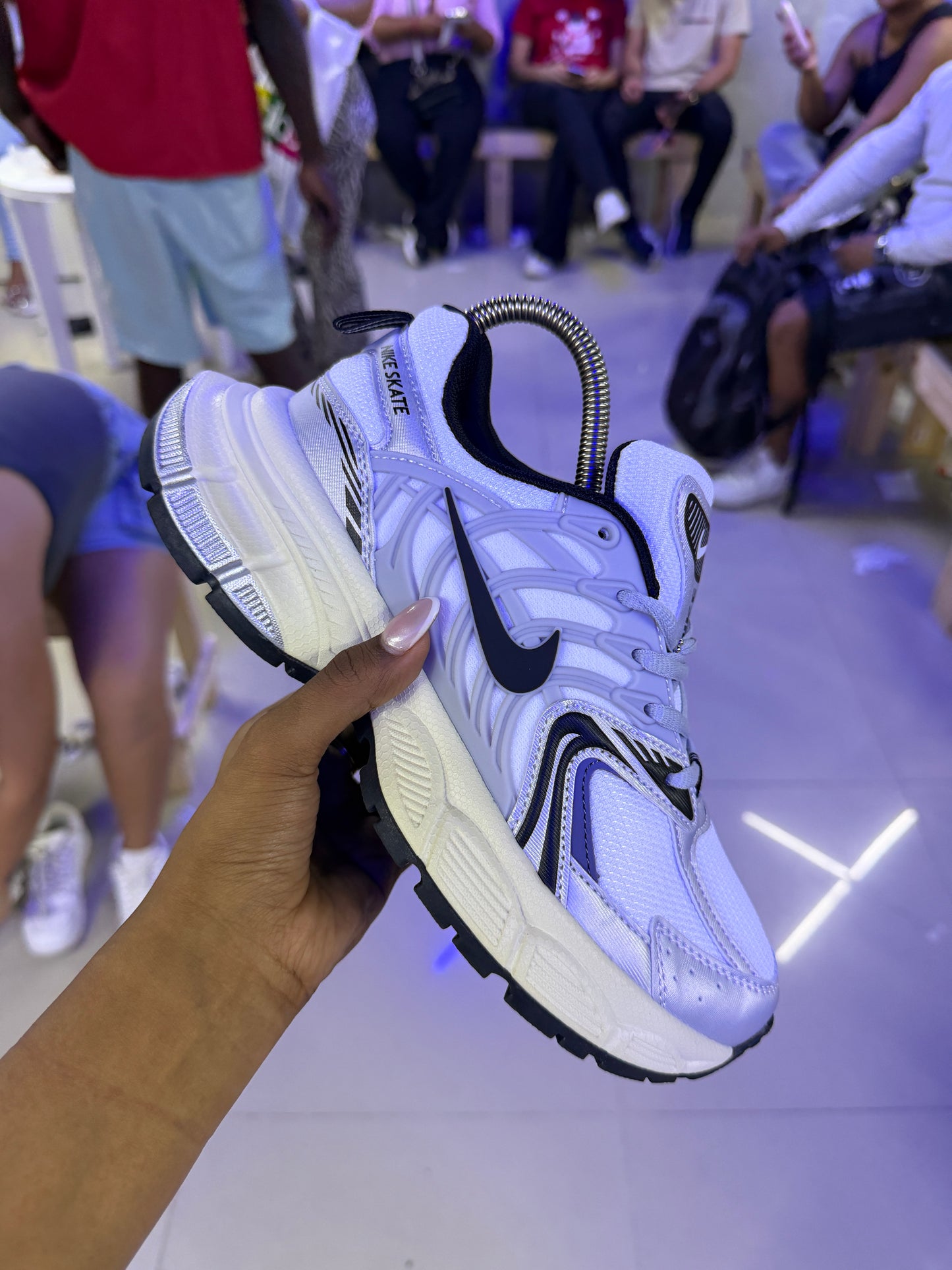 NIKE SKATE BEIGE GRIS NEGRO