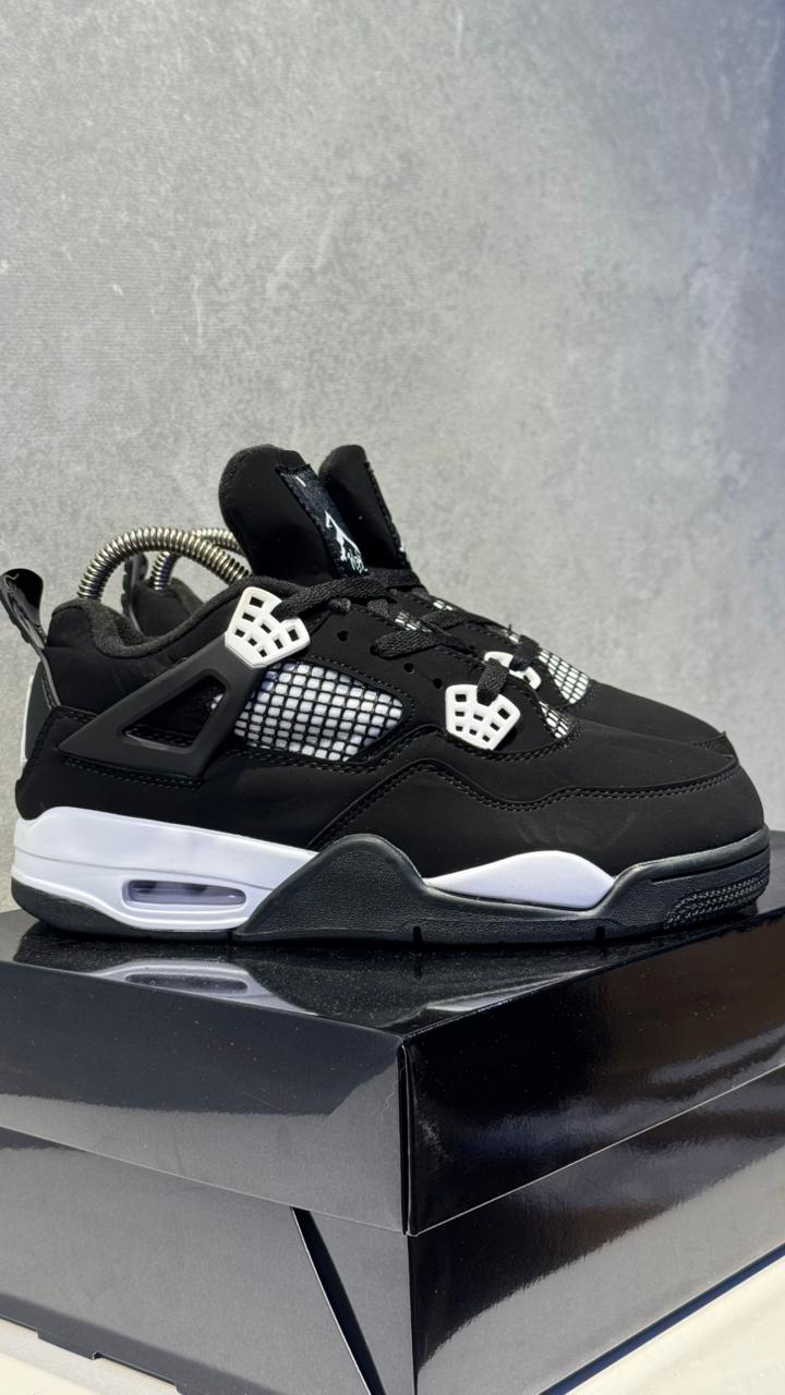 JORDAN RETRO 4 NEGRA BLANCA
