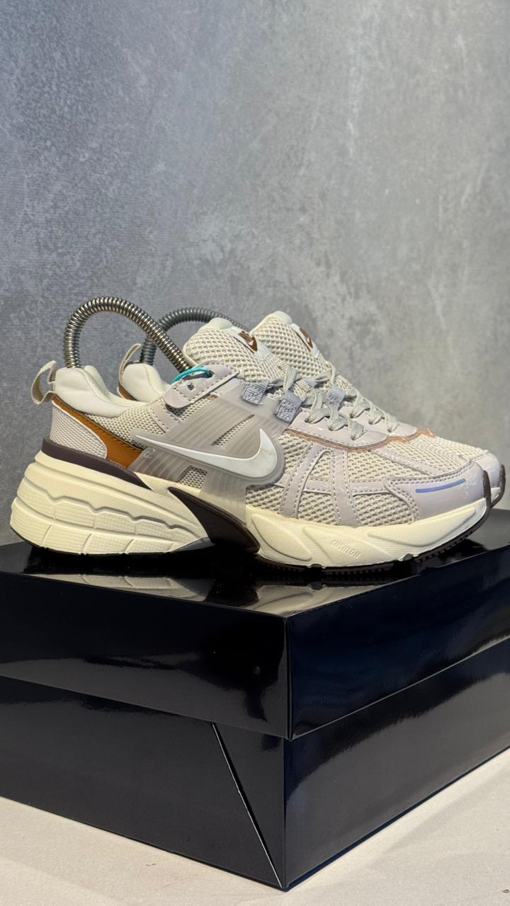 NIKE V2K 26 BEIGE