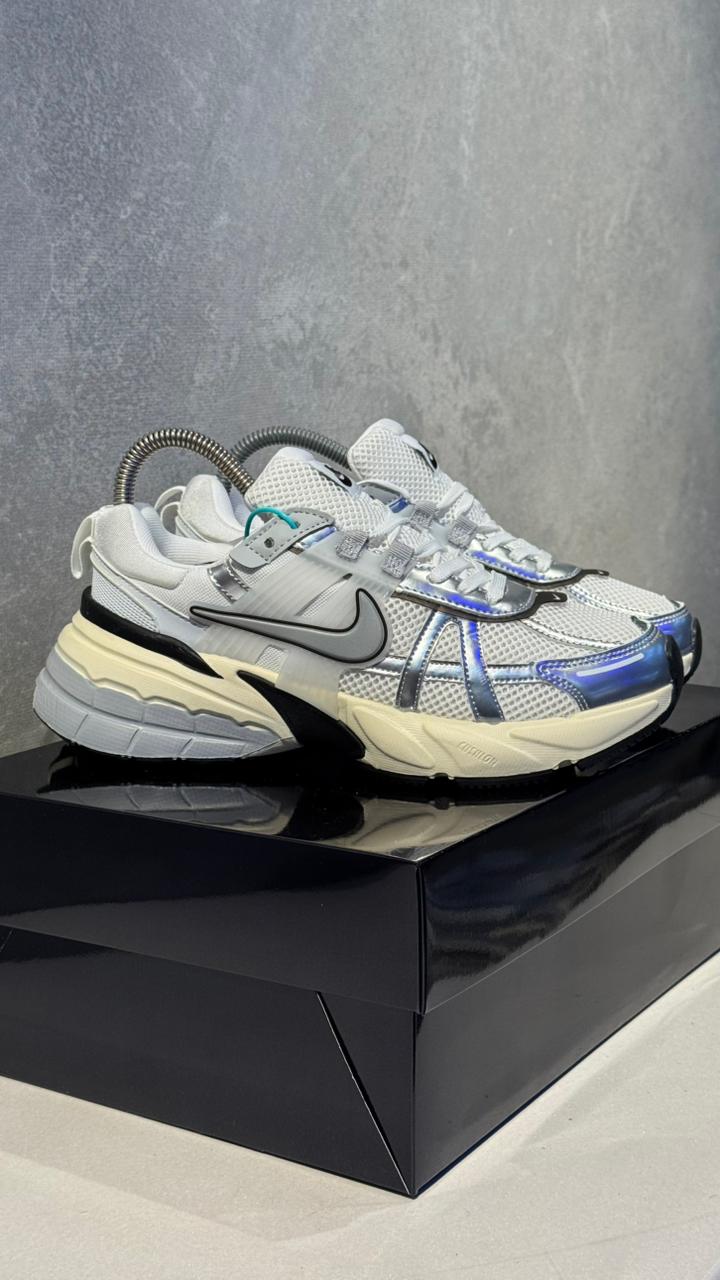 NIKE V2K PLATA 26