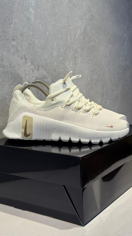 NIKE FREECOM BEIGE DORADO