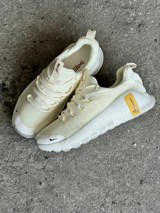 NIKE FREECOM BEIGE DORADO