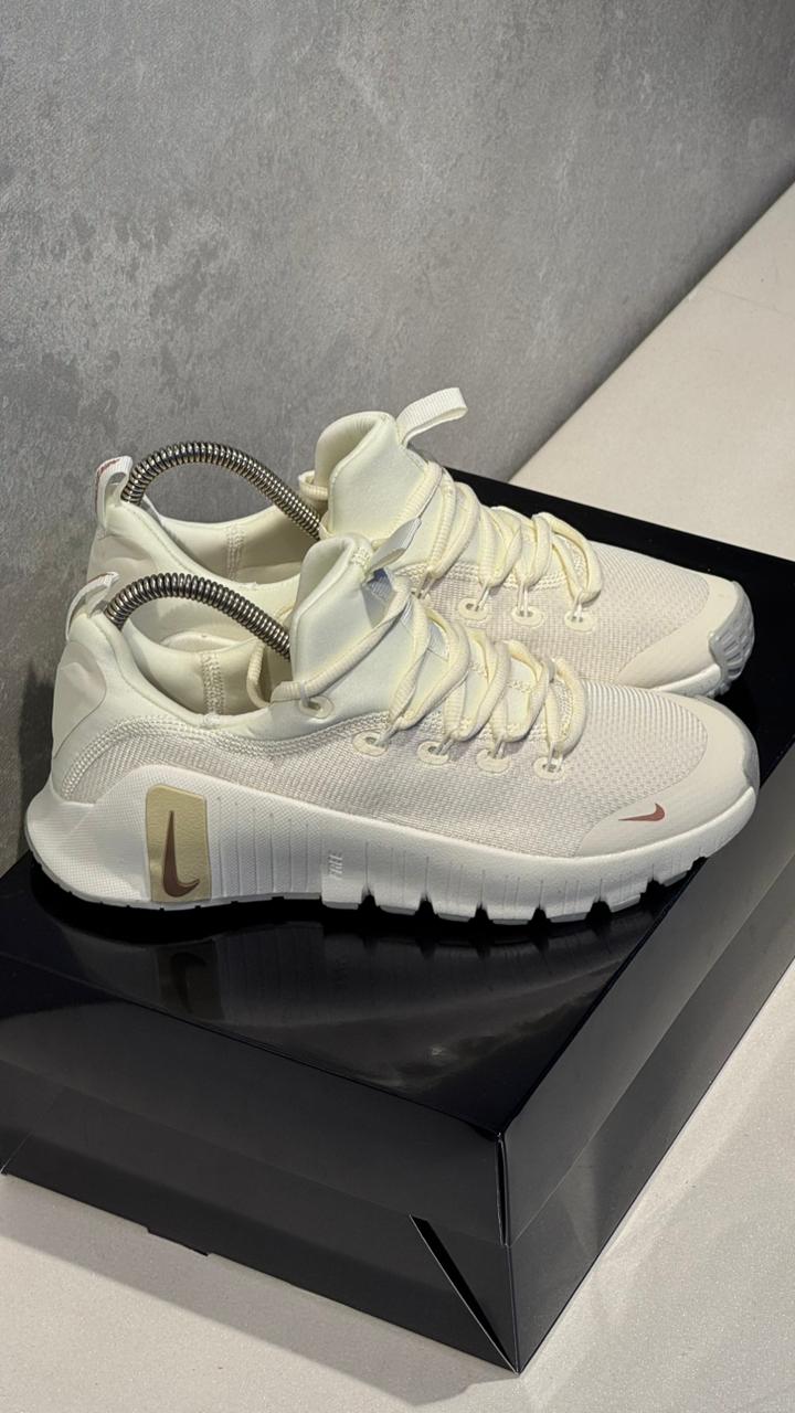 NIKE FREECOM BEIGE DORADO