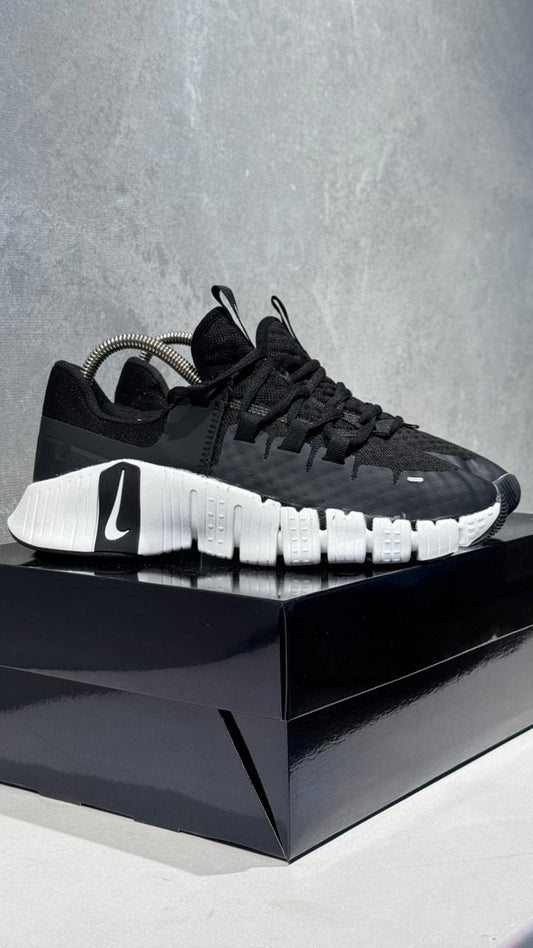 NIKE FREECOM NEGRO BLANCO