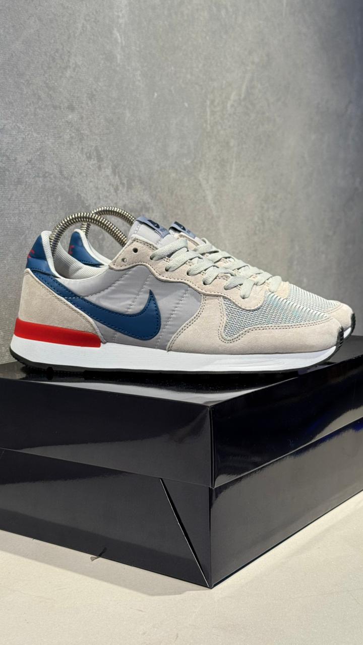 NIKE INTERNACIONAL BEIGE AZUL